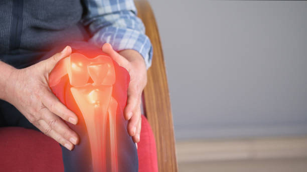 bone pain in the elderly - human joint human knee pain x ray imagens e fotografias de stock