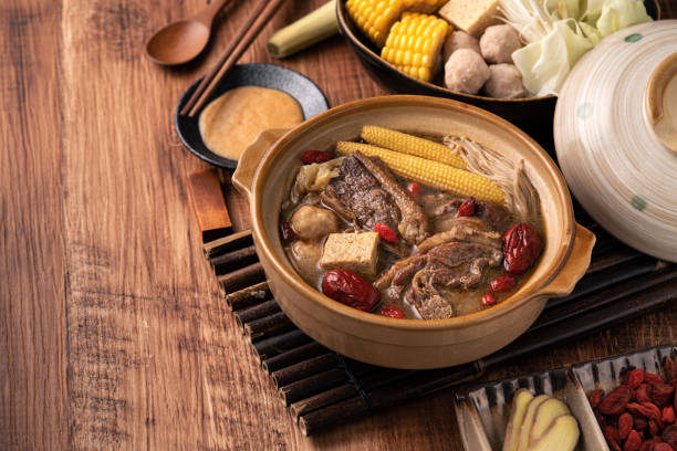 deliciosa olla caliente de pato jengibre en taiwán. - soup chinese culture herbal medicine chinese medicine fotografías e imágenes de stock