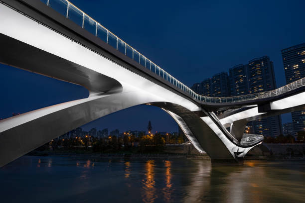 dispara puentes modernos, ríos y la bulliciosa ciudad financiera de chengdu por la noche - chengdu urban scene city life house fotografías e imágenes de stock