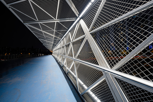 Shoot modern bridges, rivers and the bustling financial city in Chengdu at night