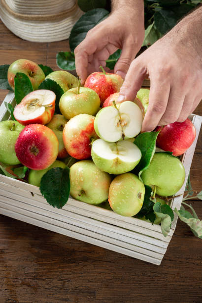 scatola di legno con mele completamente diverse - half full apple green fruit foto e immagini stock