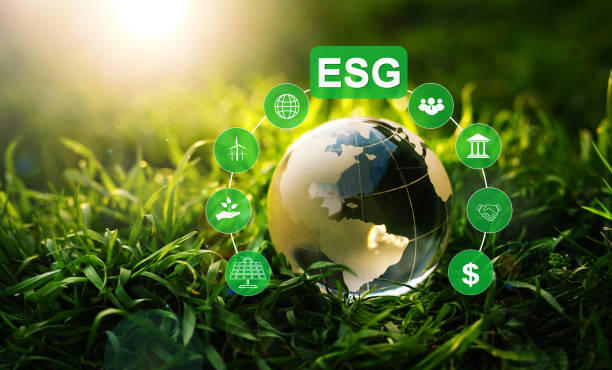 crystal globe and esg icons on green background.environment social and 
governance in sustainable and ethical business.using technology of renewable resource to reduce pollution - esg stockfoto's en -beelden