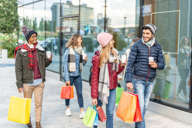 jovens comprando para o natal, grupo de jovens amigos indo comprar em um shopping juntos, gastando conceito de cliente e consumismo - coffee couple italy drinking - fotografias e filmes do acervo