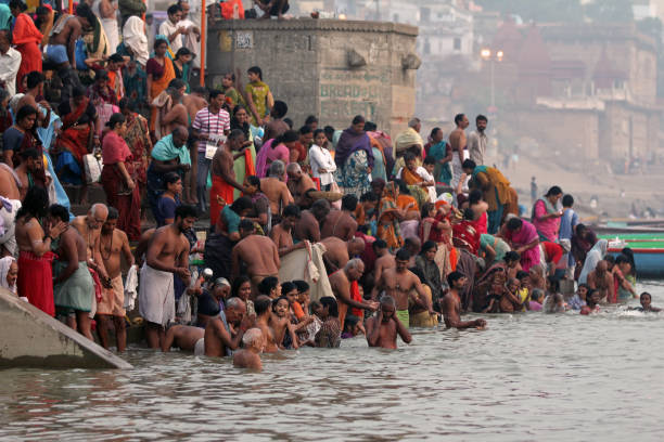 갠지스 강에서 목욕하는 힌두교도들 - varanasi indian culture nautical vessel ganges river 뉴스 사진 이미지