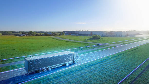 미래지향적인 하이테크 컨셉: 도로에 화물 트레일러 드라이브가 있는 대형 세미 트럭은 그래픽 특수 효과로 디지털화된 고급 자율 주행 트럭 컨셉으로 변신합니다. 공중 무인 항공기 샷 - logistical 뉴스 사진 이미지