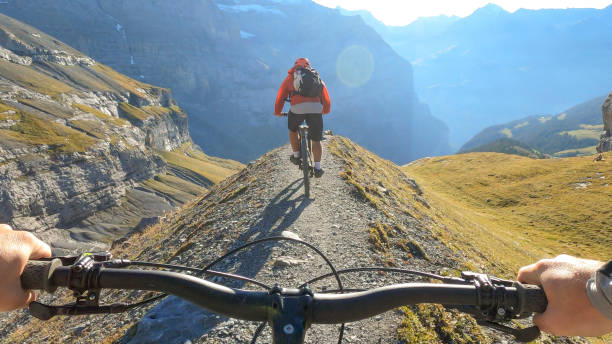 rowerzyści górscy podążają szlakiem przez alpy szwajcarskie - 5428 zdjęcia i obrazy z banku zdjęć