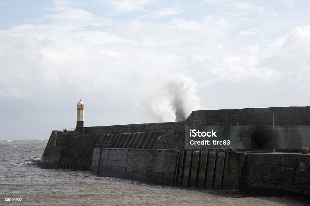 Wellen schäumender nahe der lighthouse - Lizenzfrei Außenaufnahme von Gebäuden Stock-Foto