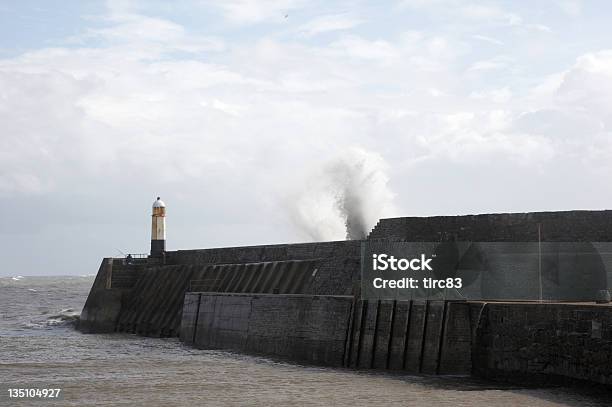 Wellen Schäumender Nahe Der Lighthouse Stockfoto und mehr Bilder von Außenaufnahme von Gebäuden - Außenaufnahme von Gebäuden, Bewegung, Blau