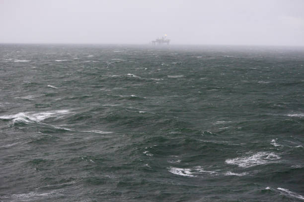 stürmisches meer - oil rig sea oil storm stock-fotos und bilder