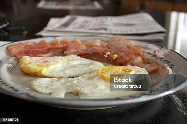 뜨거운 영국식 조식 및 신문 포함 0명에 대한 스톡 사진 및 기타 이미지 - 0명, 노랑, 달걀