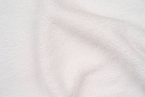 weiches, gemütliches karo aus weißem stoff. die textur des weichen weißen stoffes, gleichmäßig verteilt - cashmere texture stock-fotos und bilder