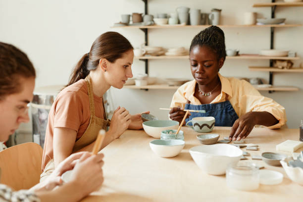 women in pottery studio - concentration teacher business copy space imagens e fotografias de stock