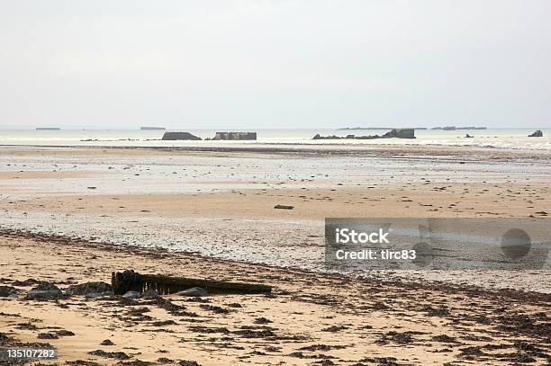 Mulberry Porti Sulla Spiaggia Ww2 - Fotografie stock e altre immagini di A forma di croce - A forma di croce, Aggressione, Ambientazione esterna