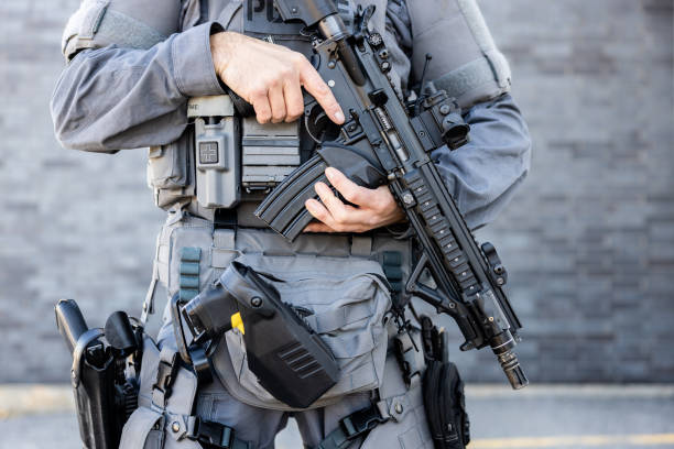 ritratto dell'agente di polizia swat in possesso di un'arma da fuoco - sniper army rifle shooting foto e immagini stock