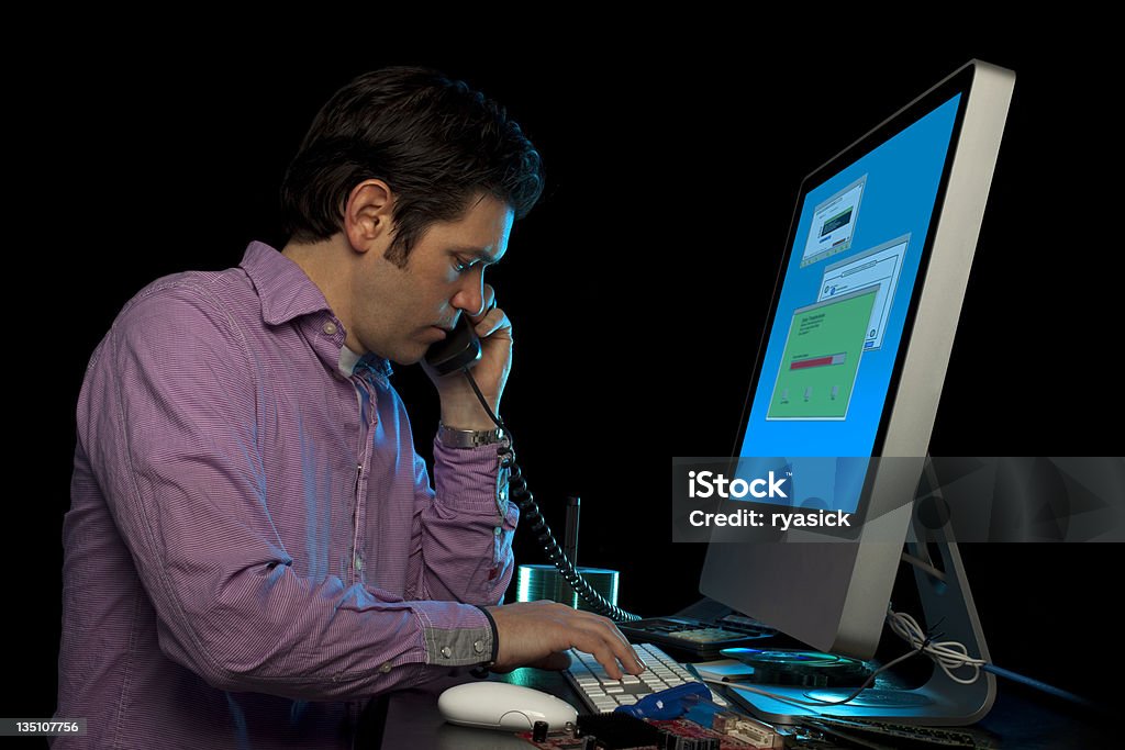 Mężczyzna Pracownik biurowy na telefon w komputer, konsola czarny pusta - Zbiór zdjęć royalty-free (Biurko)