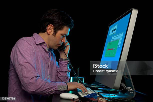 Masculino Trabalhador De Escritório Com Telefone Computador Preto Isolado Consola - Fotografias de stock e mais imagens de Controlo Remoto