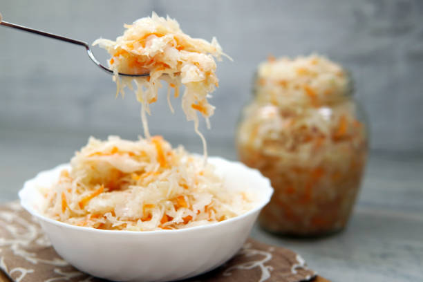 choucroute dans une assiette et sur une fourchette - sauerkraut photos et images de collection