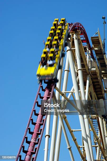 Montanharussa - Fotografias de stock e mais imagens de Montanha-Russa - Montanha-Russa, Ansiedade, Atração de Parque de Diversão