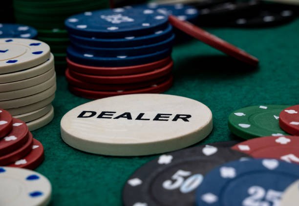 pila di fiches da poker e pulsante dealer - currency stack heap small group of objects foto e immagini stock