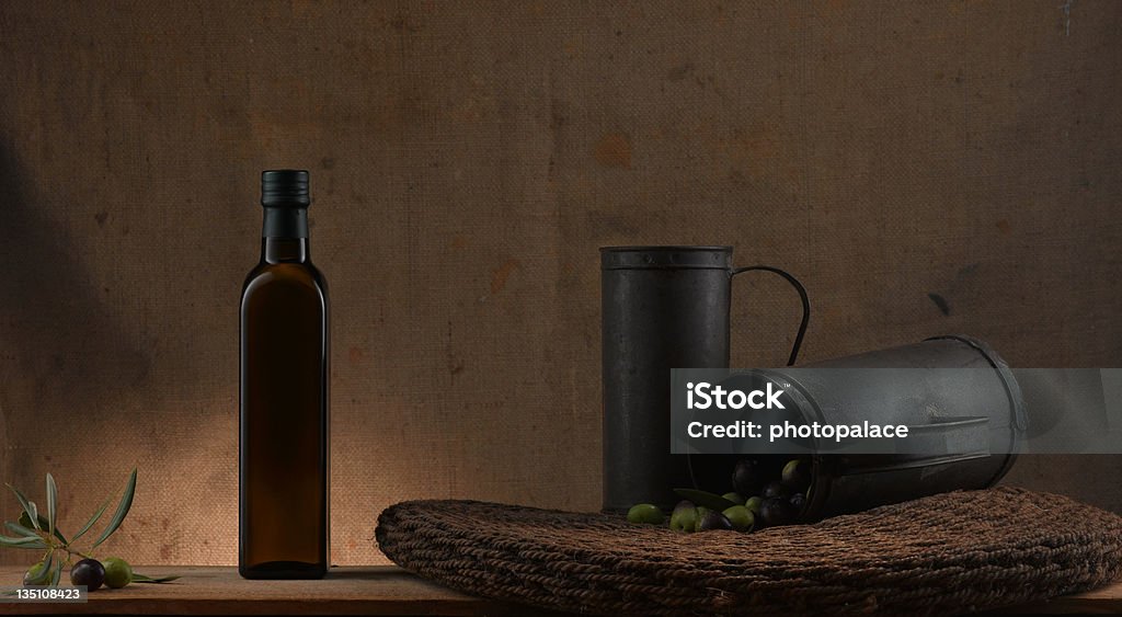伝統的なオリーブオイルの雰囲気 - 瓶のロイヤリティフリーストックフォト