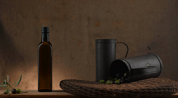 atmosfera tradicional de azeite de oliva - olive oil bottle olive cooking oil - fotografias e filmes do acervo