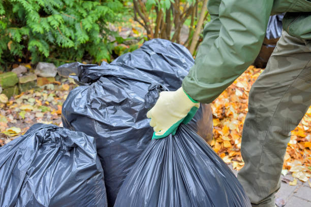 정원을 청소하는 동안 정원 노동자 장갑 손과 검은 비닐 봉투에 수집 된 잎 - recycling bag garbage bag plastic 뉴스 사진 이미지