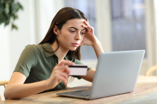 femme inquiète ayant de la difficulté à acheter en ligne - internet e commerce credit card retail photos et images de collection
