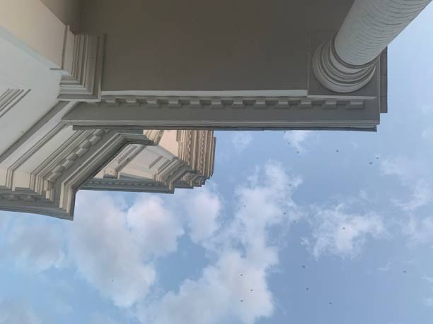 pilares o columnas cielo azul - neo classical fotografías e imágenes de stock