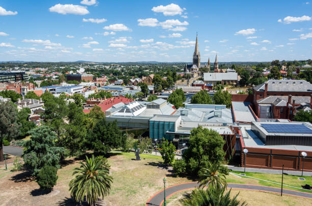 vista sobre a cidade de bendigo em victoria, austrália - victoria quarter - fotografias e filmes do acervo