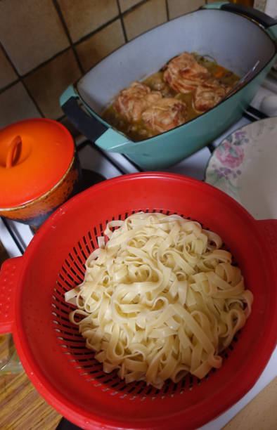 tagliatelle paupiettes cozidas recheadas com viludo, carne de porco e peito de frango cozinhando em um prato de caçarola com cogumelos de botão e condimentos - edible mushroom stuffed chicken plate - fotografias e filmes do acervo