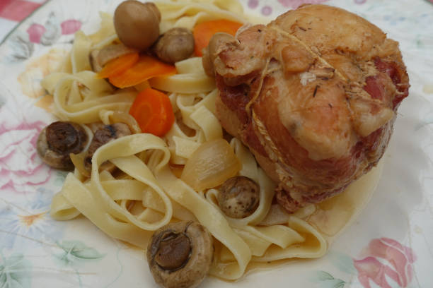 paupiettes recheado com viludo, porco e peito de frango servido com cogumelos de botão de macarrão tagliatelle e molho - edible mushroom stuffed chicken plate - fotografias e filmes do acervo