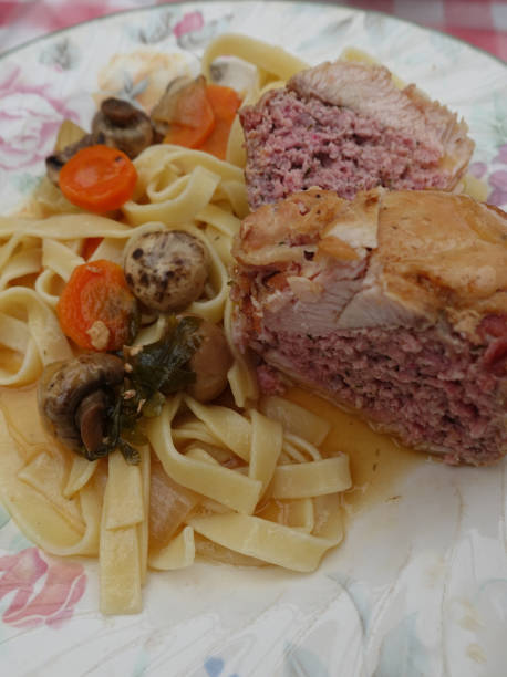 paupiettes recheado com viludo, porco e peito de frango servido com cogumelos de botão de macarrão tagliatelle e molho - edible mushroom stuffed chicken plate - fotografias e filmes do acervo