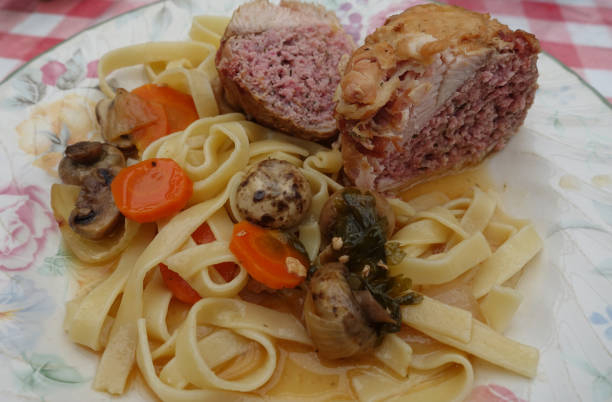 paupiettes recheado com viludo, porco e peito de frango servido com cogumelos de botão de macarrão tagliatelle e molho - edible mushroom stuffed chicken plate - fotografias e filmes do acervo