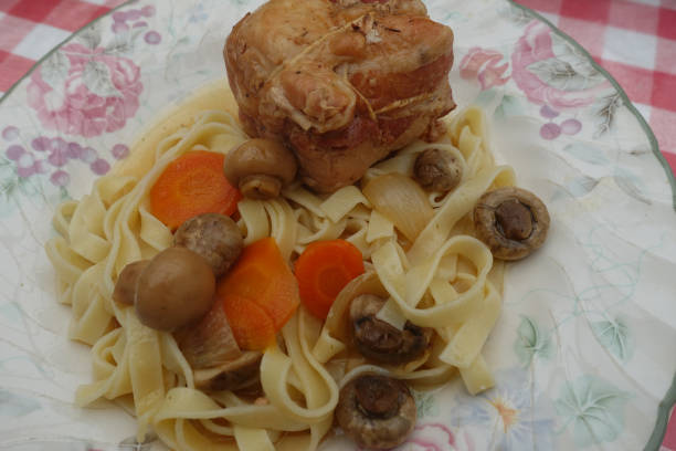 paupiettes rellenas de ternera, cerdo y pechuga de pollo servidas con tagliatelle pasta botone champiñones y salsa - chicken rolled up meat stuffed chicken fotografías e imágenes de stock