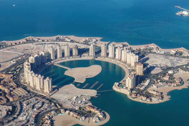 vista aérea das torres viva bahriya, doha, catar - arabian peninsula - fotografias e filmes do acervo