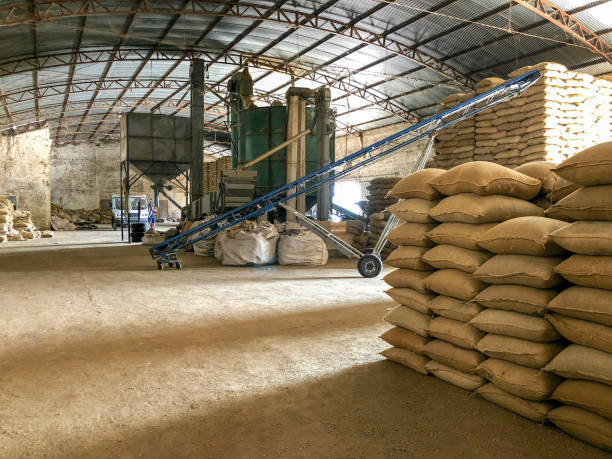 запас кофе на складе. - grain and cereal products стоковые фото и изображения