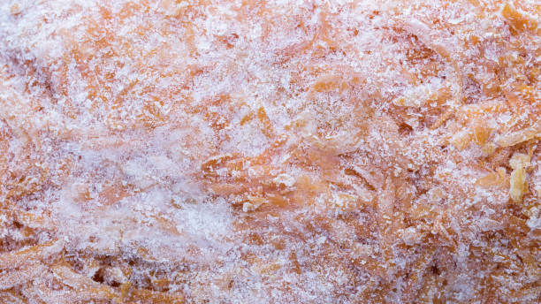 cenouras congeladas raladas estão descongeladas. colhendo vegetais para o inverno. close-up de vegetais congelados. - defreeze - fotografias e filmes do acervo