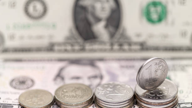 Conception finance and bidding, fall and height exchange rate the ruble and the dollar on stock market due to falling oil prices. Money, coins and banknote background. Global world financial crisis. concepción financiamiento y licitación, caída y altura del tipo de cambio del rublo y el dólar en el mercado de valores debido a la caída de los precios del petróleo. fondo de dinero, monedas y billetes. crisis financiera mundial global.