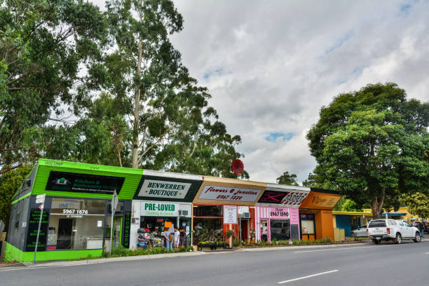 vue sur la rue sur warburton highway à yarra junction, vic - victoria quarter photos et images de collection