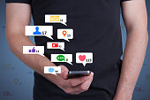 nahaufnahme-des-handhaltenden-mobiltelefons-mit-kreativen-social-media-symbolen-auf-abstraktem.jpg?b=1&s=170x170&k=20&c=BLKeFYmKAT4NUDhsrv9Ta-SK5nP_LsfGTYymxC25vC8=