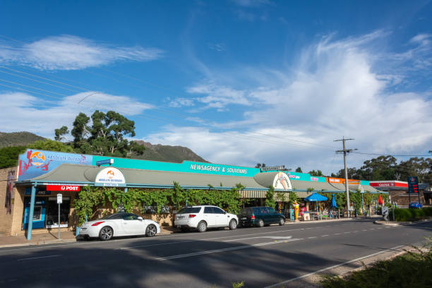 hauptstraße in halls gap, vic - victoria quarter stock-fotos und bilder