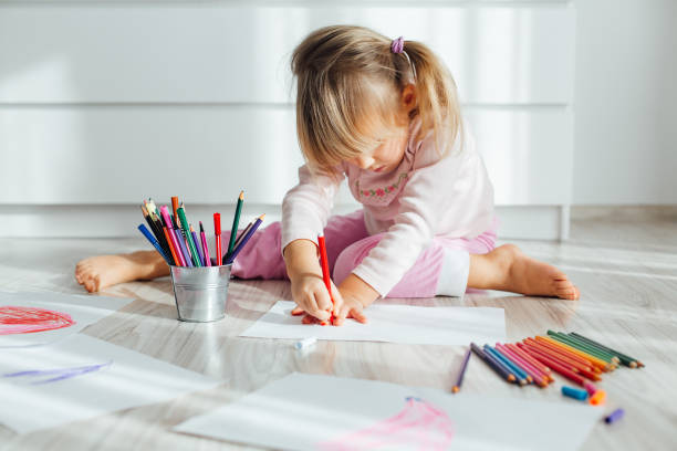 istock Girl Draws 1351124434