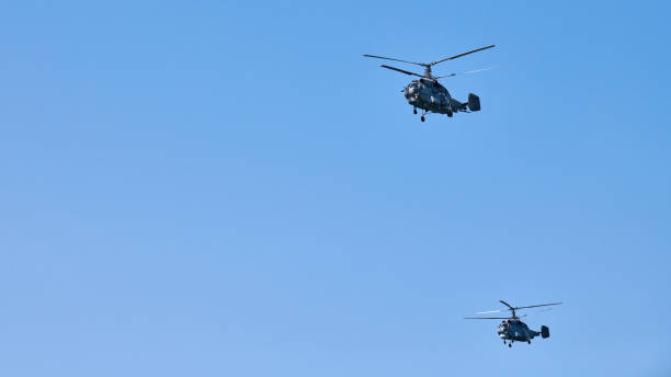 dois helicópteros militares voando em céu azul vibrante realizando voo de demonstração, show aéreo - fighter plane airplane teamwork air force - fotografias e filmes do acervo