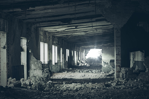 Interior del edificio abandonado, ruinas de la fábrica industrial, pasillo oscuro en locales abandonados aterradores photo