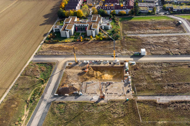 canteiro de obras e grande área de desenvolvimento - vista aérea - land development construction residential district - fotografias e filmes do acervo