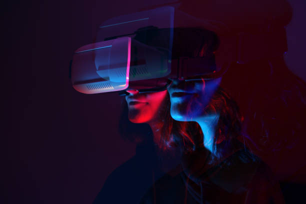 женщина в очках vr - virtual reality simulator фотографии стоковые фото и изображения