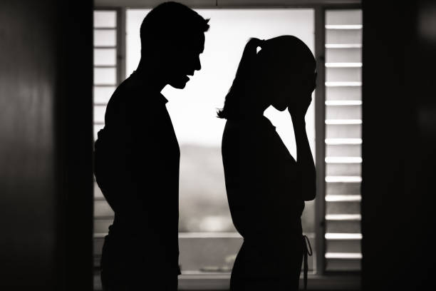 uomo e donna che discutono. difficoltà relazionali. - relationship difficulties couple anger communication breakdown foto e immagini stock