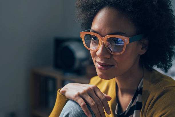 foto de cerca de una mujer de negocios con anteojos naranjas - glasses women smiling human face fotografías e imágenes de stock