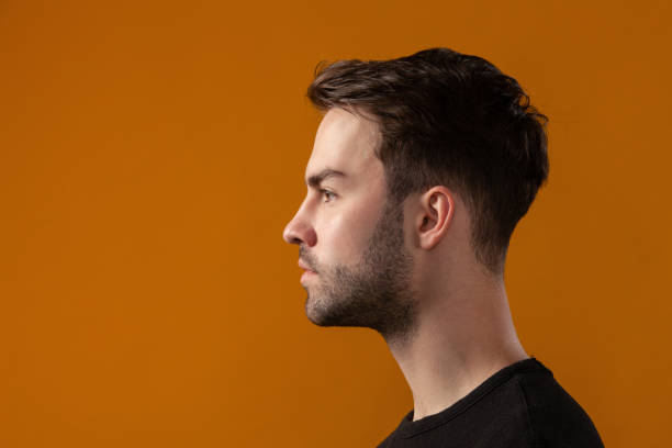 retrato de estudio del atractivo hombre barbudo de 20 años - perfil vista de costado fotografías e imágenes de stock