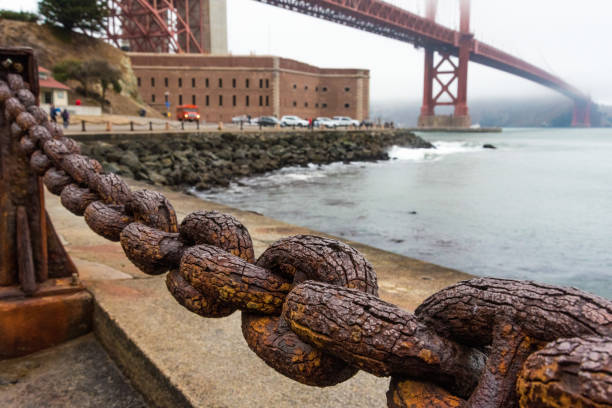 красивый старый забор цепи на мосту золотые ворота в сан-франциско - gold gate bridge san francisco county стоковые фото и изображения